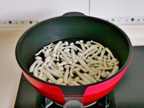 白玉菇去根洗净焯水：冷水下锅烧开捞出。