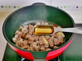 加入料酒，可以适当多一点。