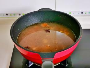 加入纯净水，水量一次加够。