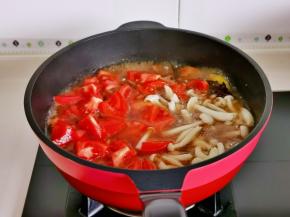 加入切好的番茄，白玉菇再炖15分钟。