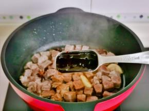 加入蚝油，翻炒1分钟。