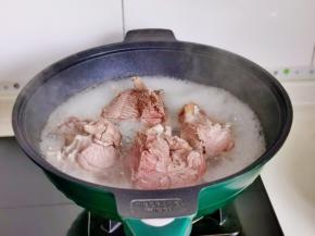 牛腱子切小块加水，再次烧开煮两分钟，捞出用冷水冲洗干净。