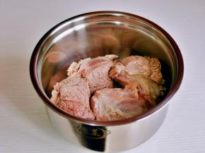 放入高压锅内胆中，用食品食品叉扎出小孔，便于入味儿。