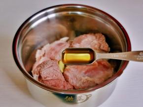 加入姜片，料酒。