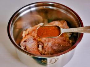 再加入黑胡椒酱。