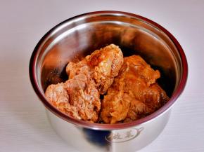 带上食品枕套，按摩牛肉至全部吸收到酱汁，腌制1小时以上。