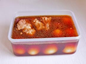 取出卤好的牛腱子，泡在汤里，鸡蛋煮熟后放汤里一起卤，放入冰箱冷藏一夜。