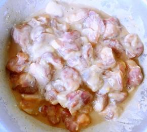 调好的鸡脆骨糊浆拌匀