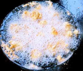 锅中倒入适量油烧热至6～7成热逐个放入鸡脆骨炸制金黄色即可