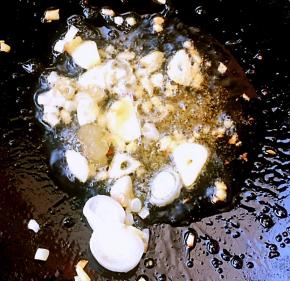 锅中倒入适量底油放入葱、姜、蒜爆香同时加入糖炒出糖色