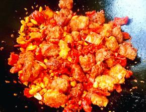 香辣酥和鸡脆骨混合炒至的时间不要过长会影响口感不酥脆就不好吃喽