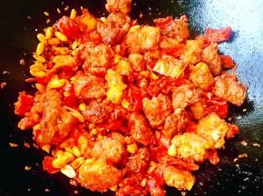 香辣酥和鸡脆骨混合炒至的时间不要过长会影响口感不酥脆就不好吃喽