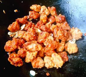 放入炸好的鸡脆骨大火快速翻炒
