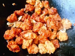 放入炸好的鸡脆骨大火快速翻炒