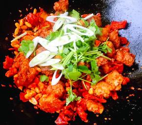 最后按照自己的口味放入适量的盐和味精再撒上葱花和香菜翻炒均匀即可