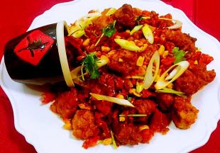 美味滴香酥鸡脆骨装入盘中