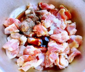 鸡脆骨洗净沥干水份放入一品鲜酱油、蚝油、糖、料酒、黑胡椒粉调味料拌匀腌制1小时入味（时间越久越好）