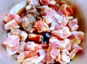 鸡脆骨洗净沥干水份放入一品鲜酱油、蚝油、糖、料酒、黑胡椒粉调味料拌匀腌制1小时入味（时间越久越好）