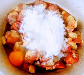 腌制好的鸡脆骨放入一个鸡蛋、淀粉、面粉、啤酒