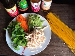 鸡胸肉放入冷水锅中，加入料酒煮熟，撕成丝，备好黄瓜丝、胡萝卜丝和香菜