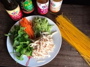 鸡胸肉放入冷水锅中，加入料酒煮熟，撕成丝，备好黄瓜丝、胡萝卜丝和香菜