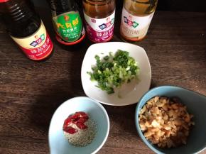 备好熟花生碎和葱花，把芝麻装入碗中，加入干辣椒段