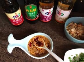 锅烧油至冒烟倒入芝麻中，再加入蚝油、特级鲜、醋拌匀