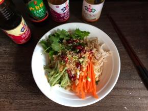 再把调好的料汁倒在上面