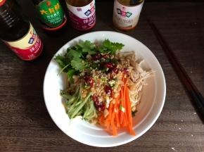 再把调好的料汁倒在上面