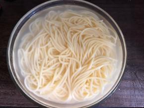 面条放入开水锅中煮熟，捞出放入冷开水中浸泡至凉