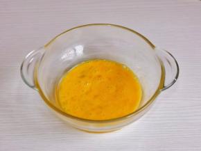 鸡蛋磕入碗中打散。