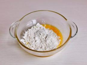 加入面粉搅拌均匀。