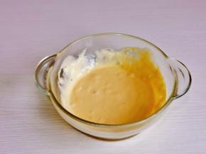 分次加入牛奶，搅拌成粘稠的糊状即可。