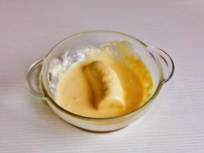 取一段香蕉裹上面糊。