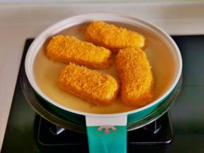 油温五成热时下锅。