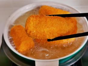 中小火炸至金黄捞出。