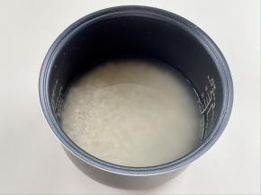 大米洗净，放入电饭煲内胆，加入清水，高出米面1指节。