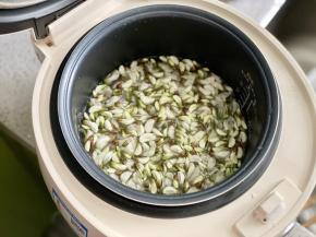 把槐花放入电饭煲，盖好盖子，按下煮饭键。