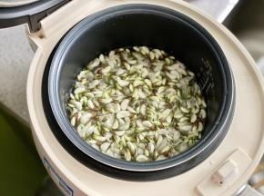 把槐花放入电饭煲，盖好盖子，按下煮饭键。