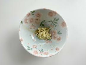 碗里放一勺蒜末；