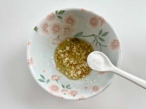 再加少许盐拌匀；