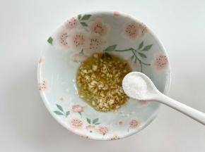 再加少许盐拌匀；