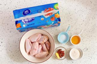 准备好需要的食材，鸡翅清洗干净。