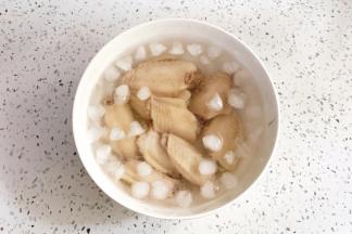 把捞出的鸡翅迅速放入冰水中浸泡片刻。