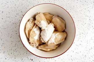 鸡翅加10克盐焗粉，搅拌均匀，腌制3小时以上。