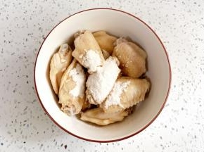 鸡翅加10克盐焗粉，搅拌均匀，腌制3小时以上。