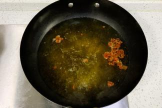 锅中倒入适量清水，加10克盐焗鸡粉，2勺盐和拍碎的黄栀子，煮出颜色。