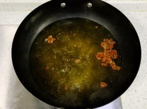 锅中倒入适量清水，加10克盐焗鸡粉，2勺盐和拍碎的黄栀子，煮出颜色。