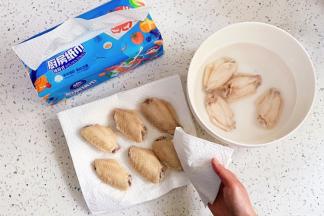 捞出时用厨房纸巾吸附多余的水分。