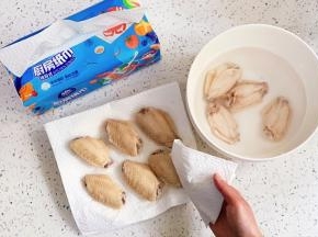 捞出时用厨房纸巾吸附多余的水分。